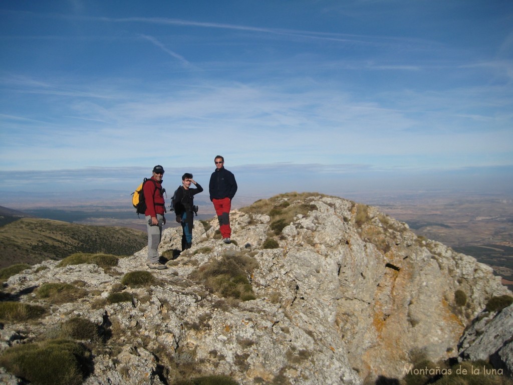 Adrián, Joaquín y Antonio en la cima de las Peñas de Herrera, 1.591 mts.